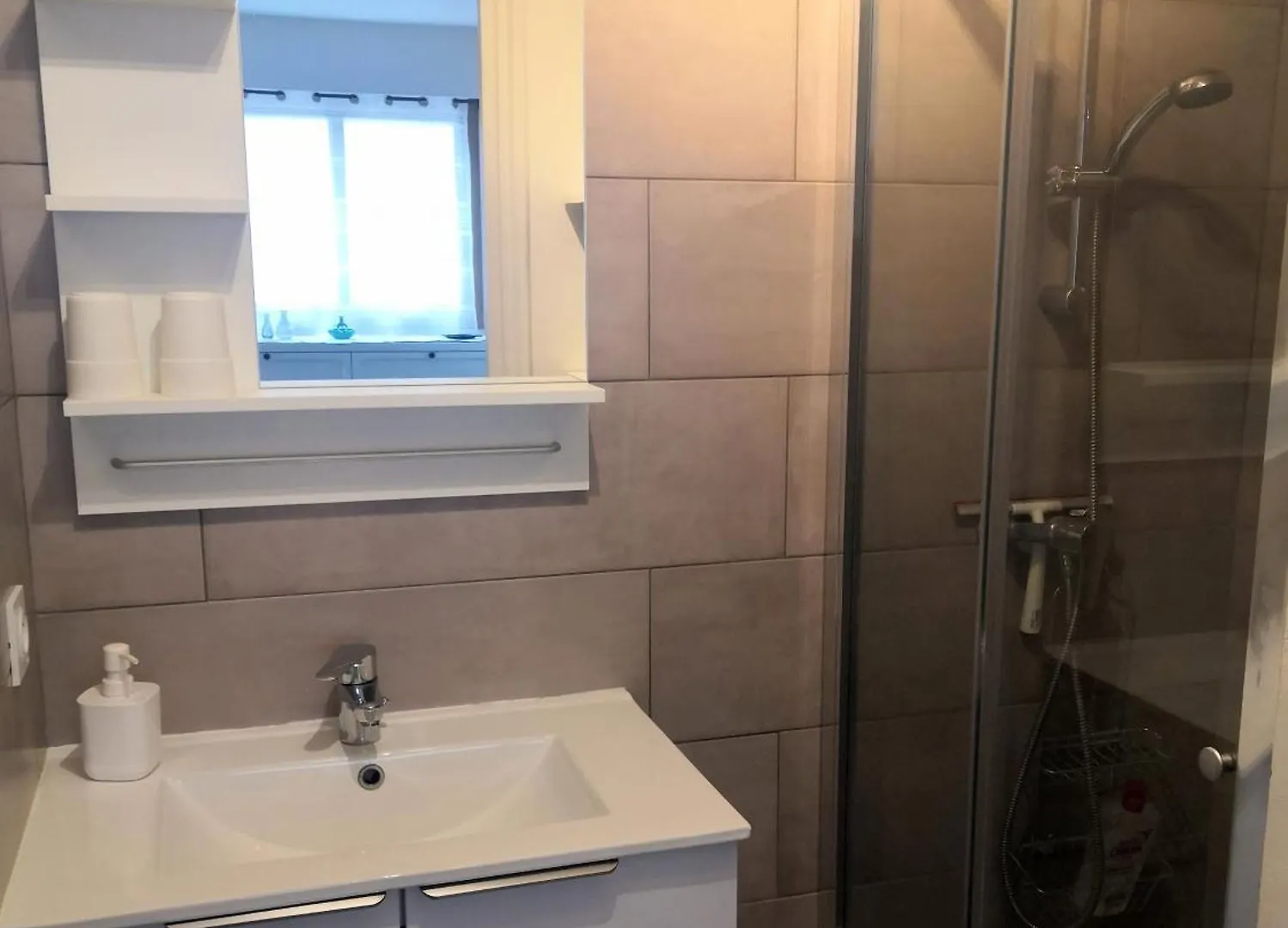 Apartment 2 Pieces Climatise Avec Balcon Dans Le Vieil Antibes, Residence Avec Ascenseur
