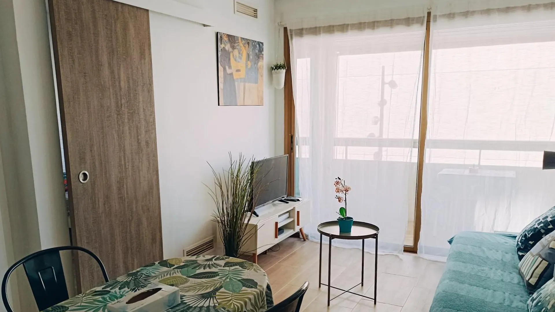 2 Pieces Climatise Avec Balcon Dans Le Vieil Antibes, Residence Avec Ascenseur