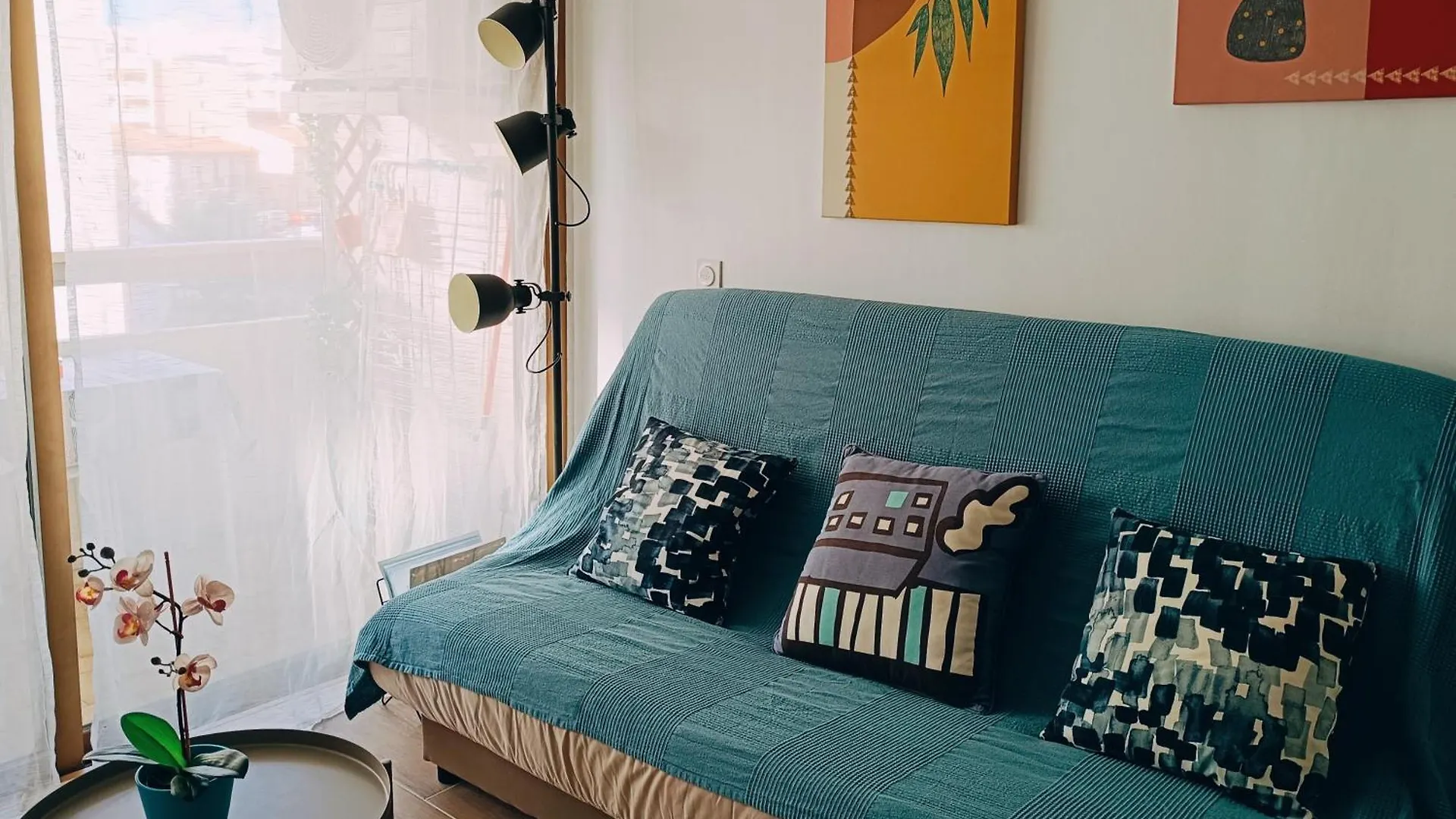 Apartment 2 Pieces Climatise Avec Balcon Dans Le Vieil Antibes, Residence Avec Ascenseur France