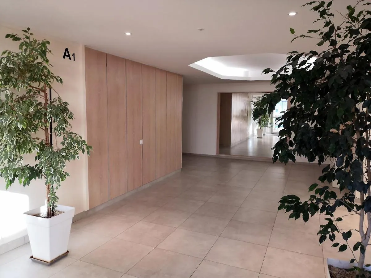 2 pièces climatisé avec balcon dans le vieil Antibes, résidence moderne avec ascenseur Appartement