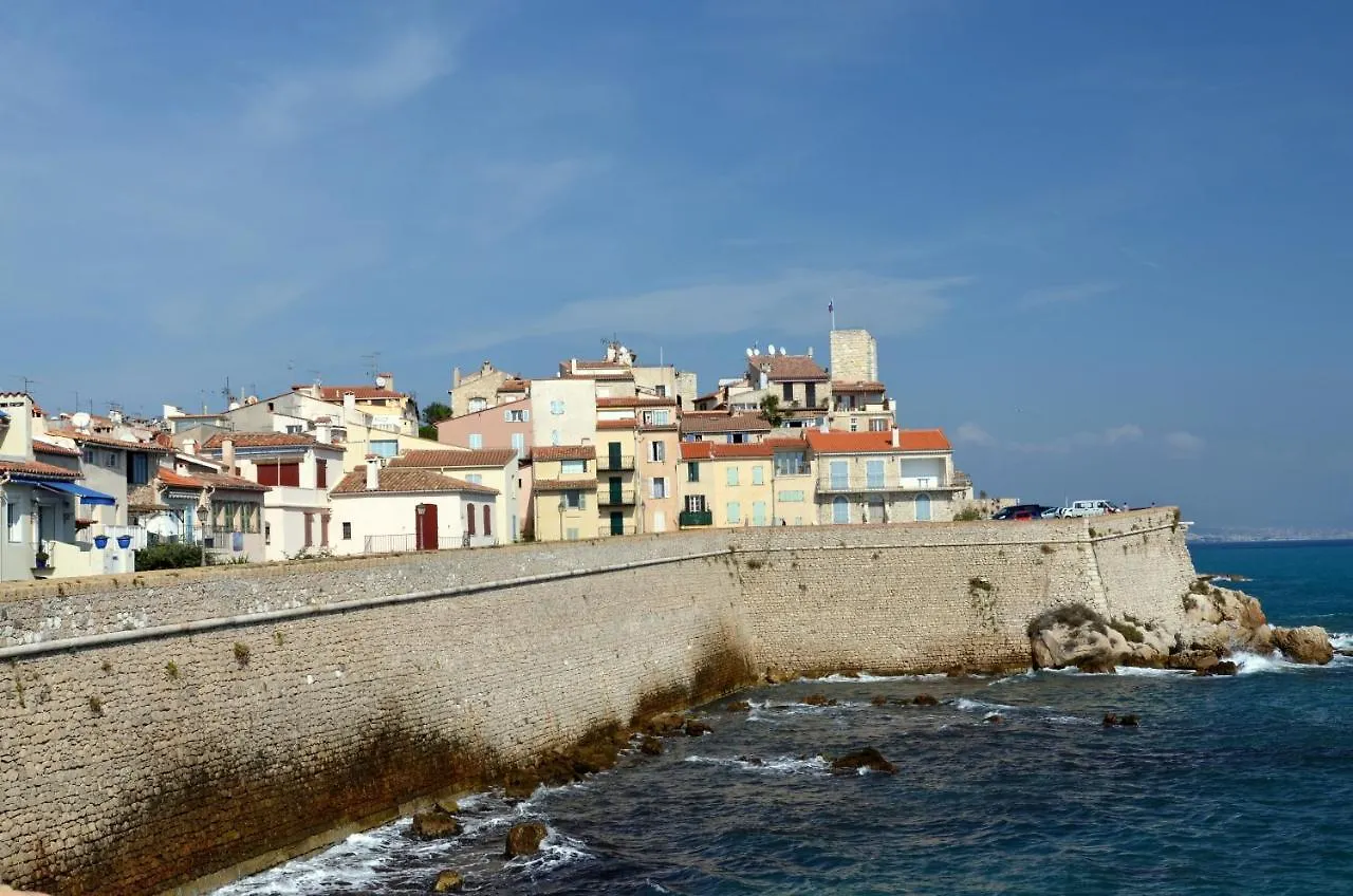 2 pièces climatisé avec balcon dans le vieil Antibes, résidence moderne avec ascenseur