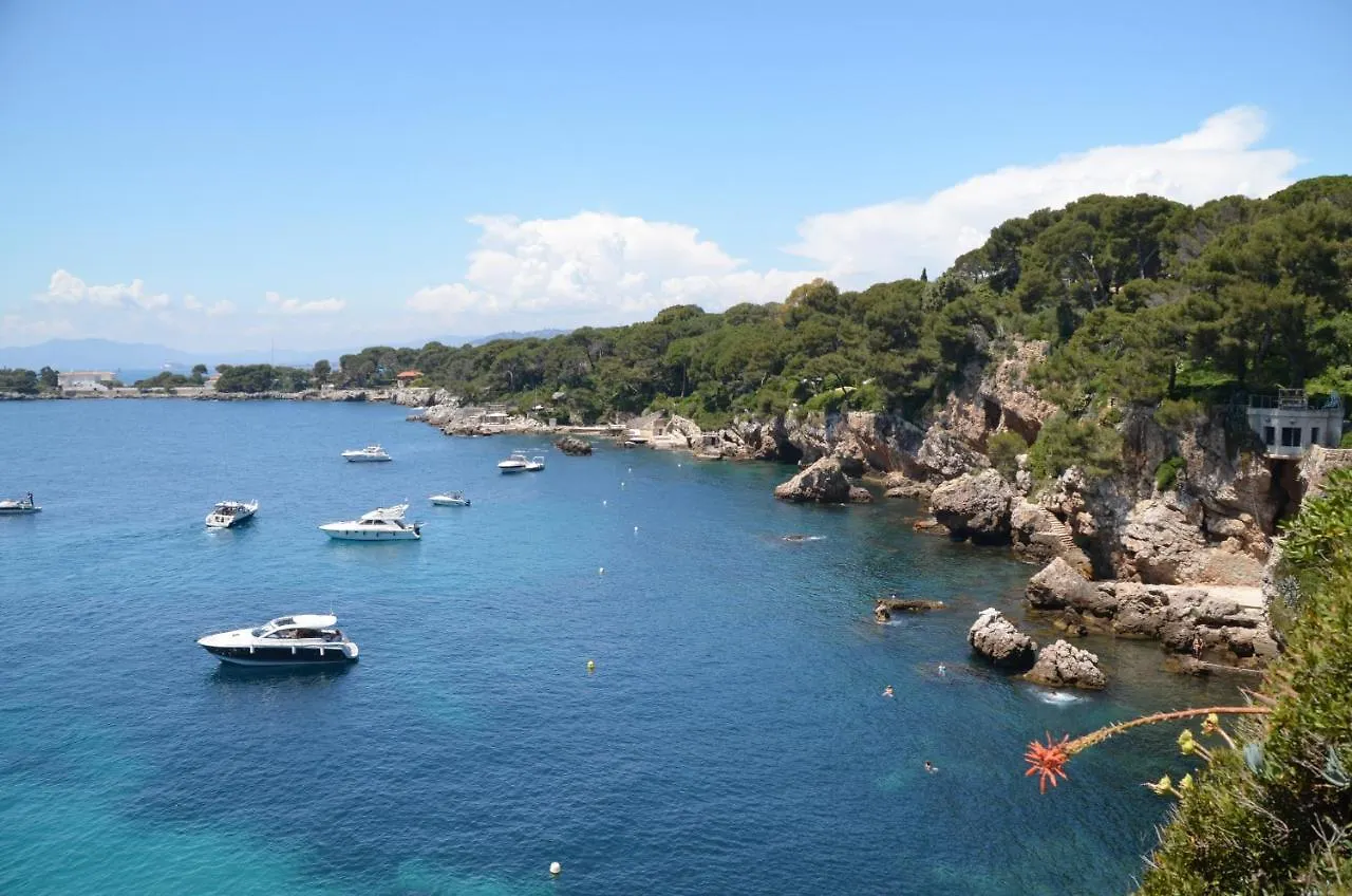 Appartement 2 pièces climatisé avec balcon dans le vieil Antibes, résidence moderne avec ascenseur