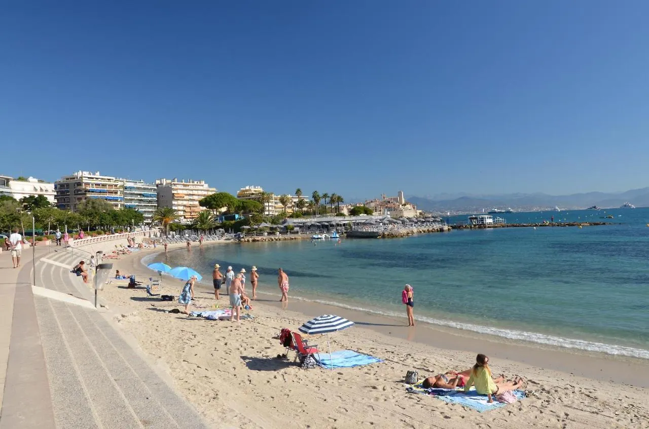 2 pièces climatisé avec balcon dans le vieil Antibes, résidence moderne avec ascenseur France