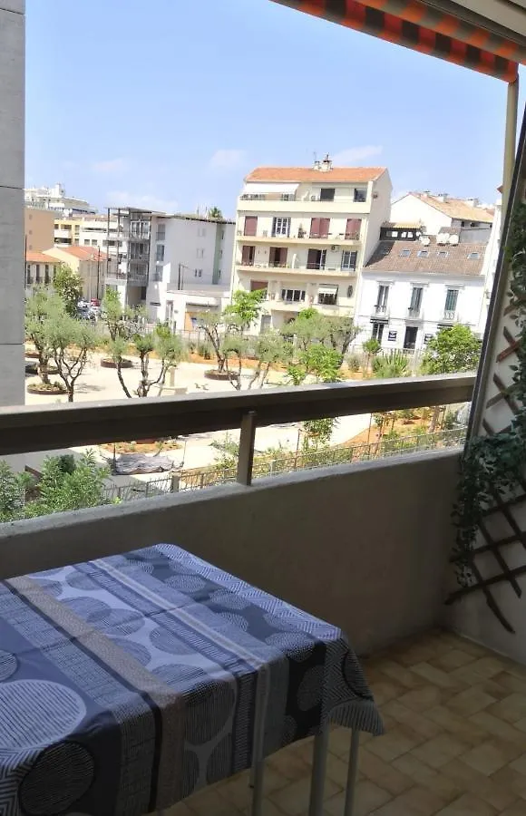 2 pièces climatisé avec balcon dans le vieil Antibes, résidence moderne avec ascenseur France