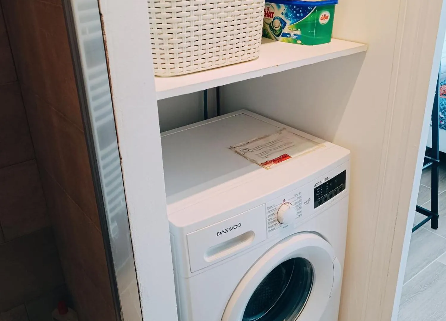 Appartement 2 pièces climatisé avec balcon dans le vieil Antibes, résidence moderne avec ascenseur