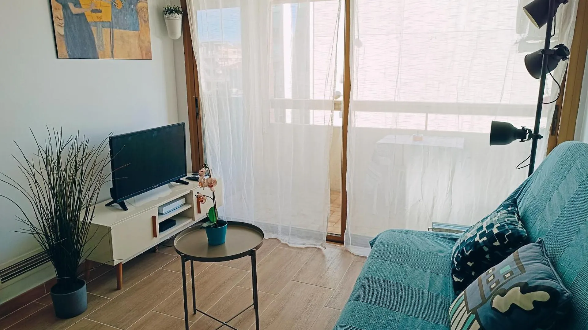 Appartement 2 pièces climatisé avec balcon dans le vieil Antibes, résidence moderne avec ascenseur