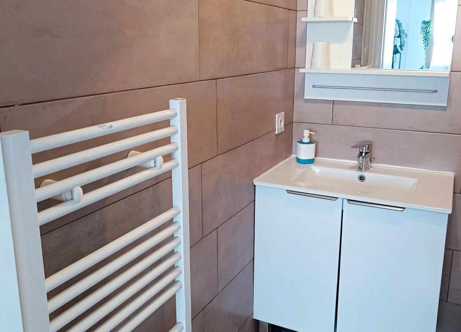 Appartement 2 pièces climatisé avec balcon dans le vieil Antibes, résidence moderne avec ascenseur France