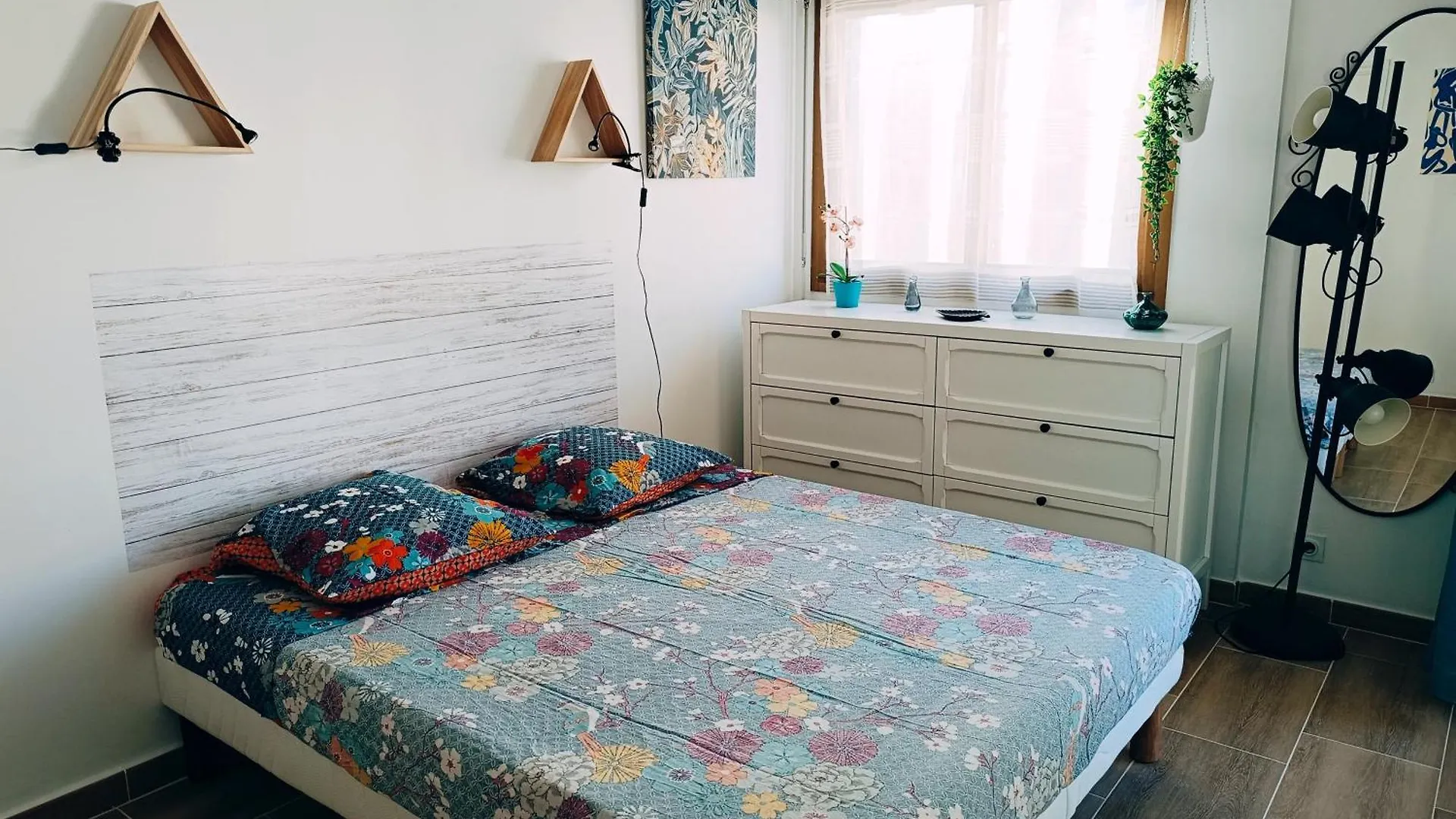 2 pièces climatisé avec balcon dans le vieil Antibes, résidence moderne avec ascenseur France