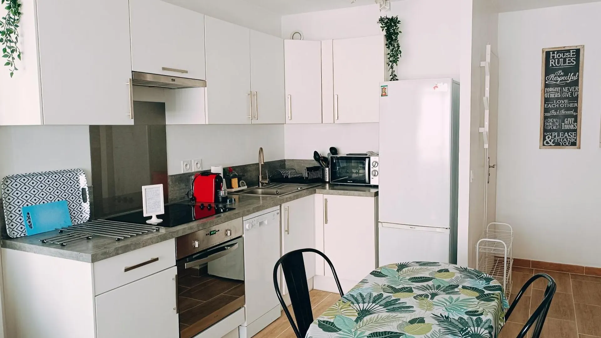 2 pièces climatisé avec balcon dans le vieil Antibes, résidence moderne avec ascenseur 0*, Antibes France